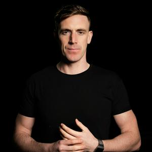 Ouça Bryan Kearney na aplicação