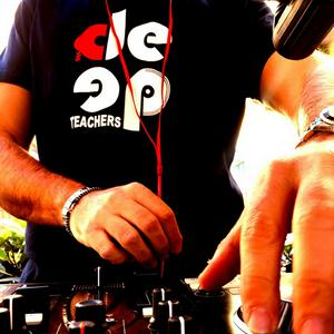 Ouça LORENZO CARBONE SOULFUL HOUSE PODCASTS na aplicação