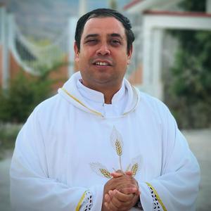 Ouça Padre José Arturo López Cornejo na aplicação